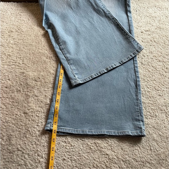 NWT Levi’s 318 Shaping Wide Leg Light Wash Size 27/32 - Picture 10 of 13